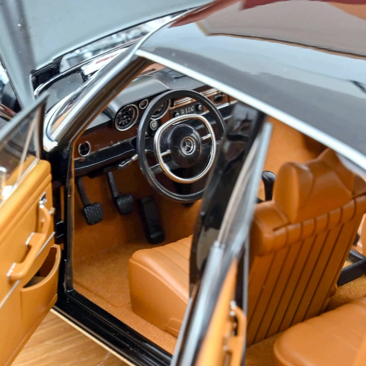 Mercedes-Benz 280 SE 1968 (Black) | Norev 1:18 | Diecast