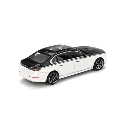 BMW i7 xDrive60 (Alpine White / Black Sapphire) | Mini GT 1:64 | Diecast
