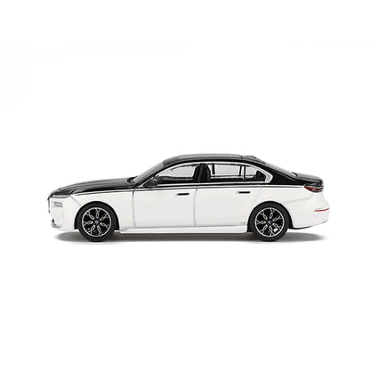 BMW i7 xDrive60 (Alpine White / Black Sapphire) | Mini GT 1:64 | Diecast