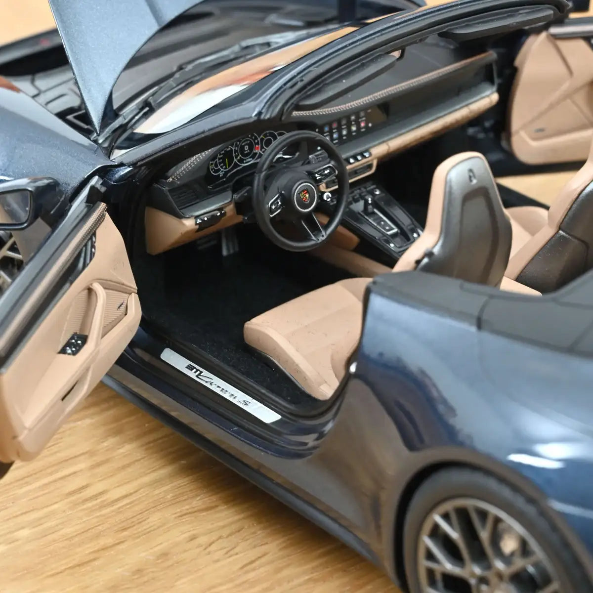 Porsche 911 Carrera Cabriolet (992.2) 2024 (Yachting Blue Metallic) | Norev 1:18 | Diecast